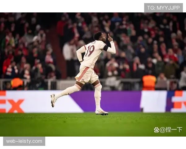 德甲速报:勒沃库森1-0小胜,制胜球源于对手门将在压迫下开球失误 德甲速报:勒沃库森1-0小胜,制胜球源于对手门将在压迫下开球失误